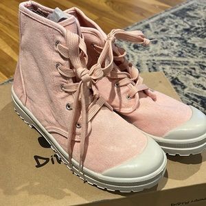 DIRTY LAUNDRY PINK HIGH TOPS Pixies Never Worn, NWT.. Adorable